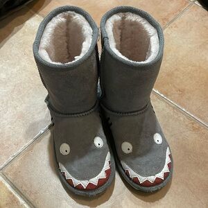 Emu Australia shark boots size 13